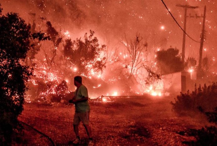 «Απουσία σχεδίου αντιμετώπισης» καταγγέλλει ο ΣΥΡΙΖΑ για τη φωτιά στο Ξυλόκαστρο