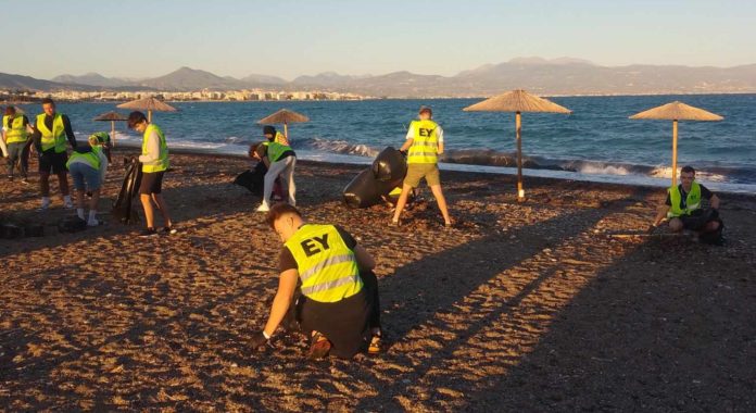 Ήρθαν για σεμινάρια στο Λουτράκι και...καθάρισαν την παραλία Ποσειδωνίας!